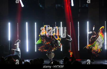 Tanya Tagaq effectue avec A Tribe Called Red à la remise des Prix Juno 2017. Banque D'Images