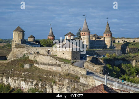 Point de vue des plus et château de kamianets zamkowy-podilskyi en Ukraine de l'ouest prises sur une journée ensoleillée d'automne. La rue pavée conduit l'œil à travers le Banque D'Images