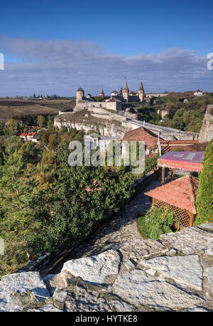 Point de vue des plus et château de kamianets zamkowy-podilskyi en Ukraine de l'ouest prises sur une journée ensoleillée d'automne. La rue pavée conduit l'œil à travers le Banque D'Images