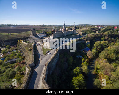 Vue aérienne de kamianets-podilski château dans l'ouest de l'Ukraine. prises par un beau jour d'automne clair avec ciel bleu Banque D'Images