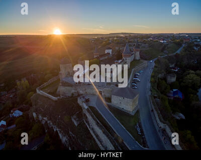 Vue aérienne vers un coucher de soleil derrière kamianets-podilskyi château dans l'ouest de l'Ukraine. pris sur une bonne soirée d'automne Banque D'Images