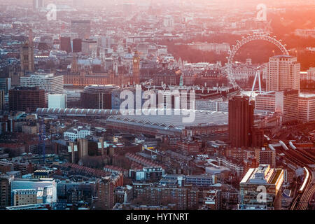 Le parlement britannique et London Eye au coucher du soleil - vue depuis le Shard, London, England, UK Banque D'Images