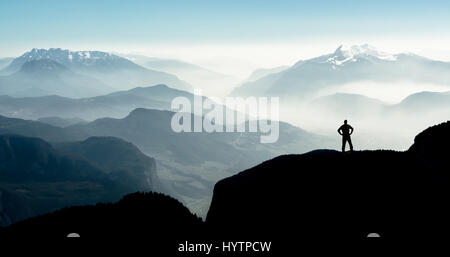 Les chaînes de montagnes spectaculaires silhouettes. homme atteindre sommet mondial jouissant de la liberté. Banque D'Images