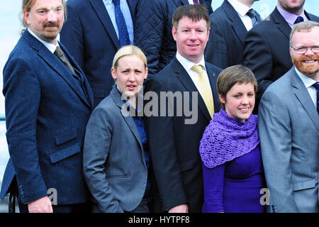 Mhairi (2e Noir L), l'étudiante de 20 ans qui devient le plus jeune membre du Parlement depuis 1667, avec d'autres députés SNP nouvellement élu Banque D'Images