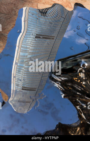 Images de la SFI, le plus haut bâtiment de Hong Kong sur l'île. Réflexions du bâtiment capturé sur un rare ciel bleu clair jour à Hong Kong. Banque D'Images