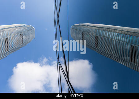 Images de la SFI, le plus haut bâtiment de Hong Kong sur l'île. Réflexions du bâtiment capturé sur un rare ciel bleu clair jour à Hong Kong. Banque D'Images