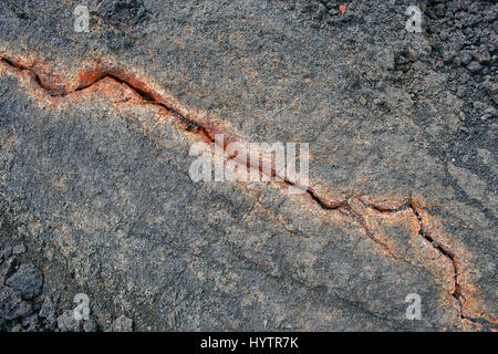 Crack rouge pourpre en rock en Islande Banque D'Images