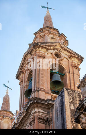 Clocher de l'église de St Paul's sur le naufrage du St Paul Street, Valletta Banque D'Images