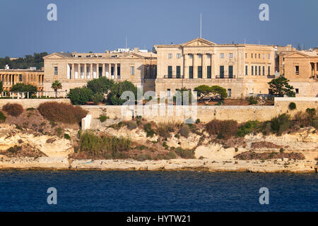 La vue de la Villa Bighi, anciennement un Bighi Royal Naval Hospital et maintenant le centre de Malte pour la restauration, à partir de l'eau de Grand Harbour, Kalkara, Ma Banque D'Images