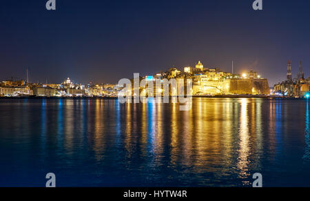 La vue de nuit sur la péninsule de Senglea et tad-Dahla Dockyard Bay sur le Grand Port de La Valette, Malte Banque D'Images