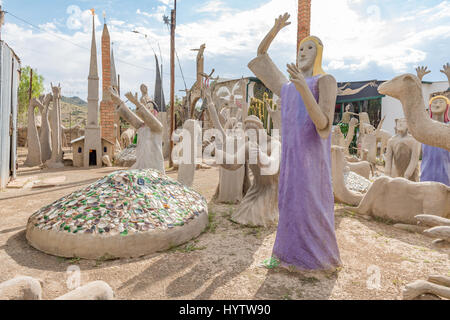 NIEU BETHESDA, AFRIQUE DU SUD - le 21 mars 2017 : le béton et des sculptures en verre à la Chouette Maison à Nieu-Bethesda, un village historique dans l'Azur Banque D'Images