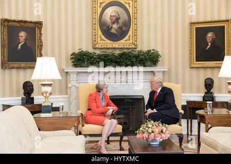 Président américain Donald Trump au cours de sa réunion bilatérale avec le Premier ministre britannique Theresa mai dans le bureau ovale de la Maison Blanche le 27 janvier 2017 à Washington, DC. Banque D'Images