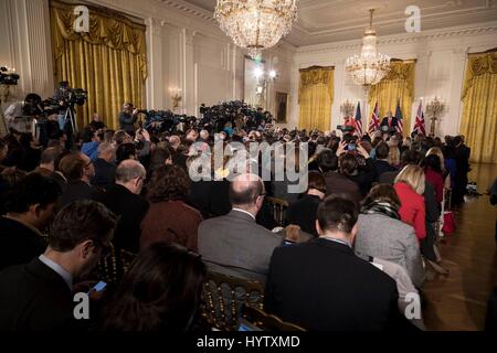 Président américain Donald Trump et le Premier ministre britannique Theresa peut tenir une conférence de presse conjointe à l'East Room de la Maison Blanche le 27 janvier 2017 à Washington, DC. Banque D'Images