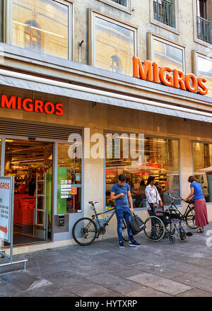 Genève, Suisse - le 30 août 2016 : Les gens de Migros supermarché dans le centre-ville de Genève, Suisse Banque D'Images