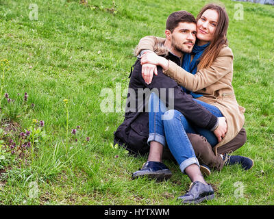 Vilnius, Lituanie - 23 Avril 2016 : au tour des garçons au printemps l'herbe verte Banque D'Images