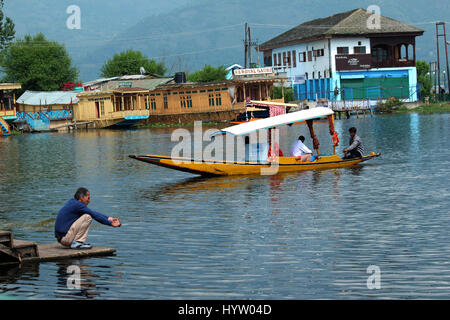 Rêvez un peu de rêve sur le lac Dal, UNE promenade shikara sur le lac Dal, une promenade romantique shikara, (photo Copyright © par Saji Maramon) Banque D'Images