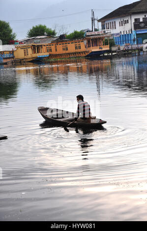 Rêvez un peu de rêve sur le lac Dal, UNE promenade shikara sur le lac Dal, une promenade romantique shikara, (photo Copyright © par Saji Maramon) Banque D'Images