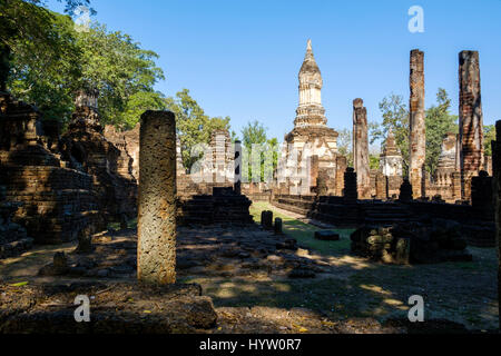 Stupa et de colonnes dans les ruines du Wat Chedi Chet Thaeo, un temple dans le parc historique de Si Satchanalai, Sukohthai, Province de la Thaïlande. Banque D'Images