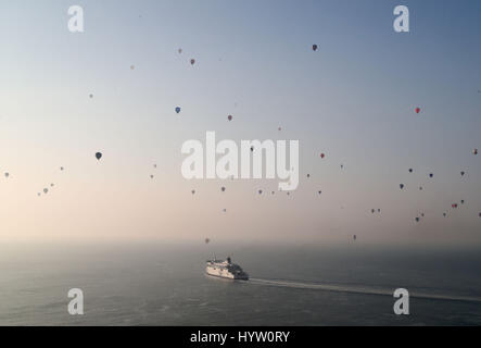 Certains des 100 ballons prenant part à une tentative de record du monde pour une messe d'accueil hot air balloon traversée de la Manche, voler sur un ferry près de Douvres, dans le Kent. Banque D'Images