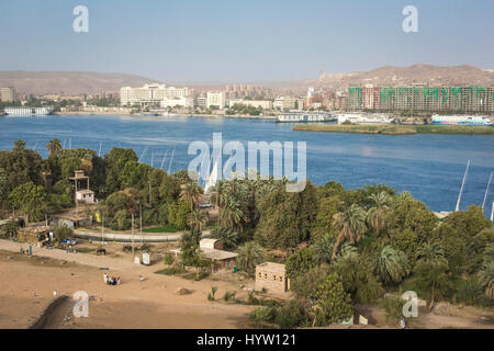 Vue d'un village nubien dans le désert près d'Assouan, Egypte. Banque D'Images