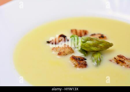 Soupe d'Asperges crème d'asperges vertes ensemble avec les chefs et les croûtons. Banque D'Images