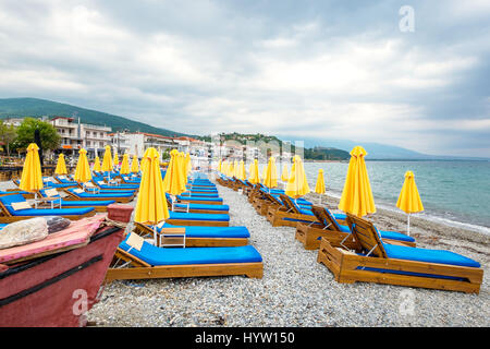 Des parasols et des chaises vides sur un jour nuageux. Platamonas, Piérie, Macédoine, Grèce Banque D'Images