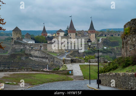 Point de vue des plus et château de kamianets zamkowy-podilskyi en Ukraine occidentale prise sur un jour d'automne pluvieux. La rue pavée conduit l'œil à travers le Banque D'Images