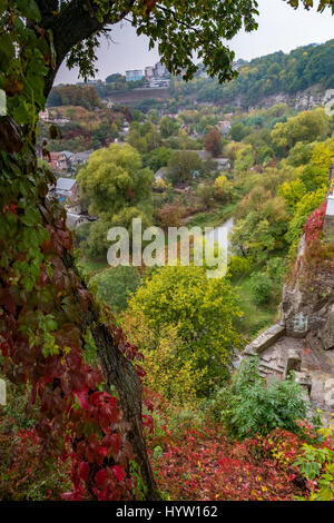 T le canyon de la rivière smotrych de kamianets-podilskyi, ouest de l'ukraine. Les arbres sont montrant leurs couleurs d'automne. Banque D'Images