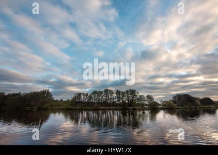 Une vue générale sur la rivière Trent à Holme Pierrepont, Nottinghamshire, comme vacances de Pâques au printemps, les températures estivales à hauteur de ce week-end avec la journée la plus chaude de l'année devraient arriver sur les côtes britanniques. Banque D'Images