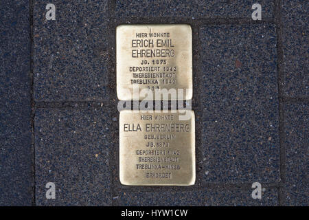 Allemagne, Cologne, Stolpersteine (pierres d'achoppement) par l'artiste Gunter Demnig. Les pierres de rendre hommage aux victimes du national-socialisme (nazisme). Banque D'Images