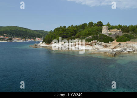 Vu de la mer bleu calme le vieux phare vénitien, la baie et à proximité du village de Fiskardo, l'île de Céphalonie, Grèce Banque D'Images