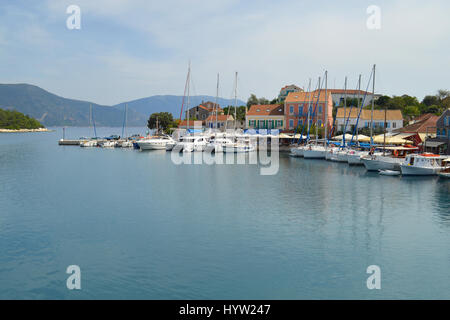 Le village de Fiskardo avec son calme blue bay et maisons colorées jolly. Yachts ancrés par la promenade du village Banque D'Images