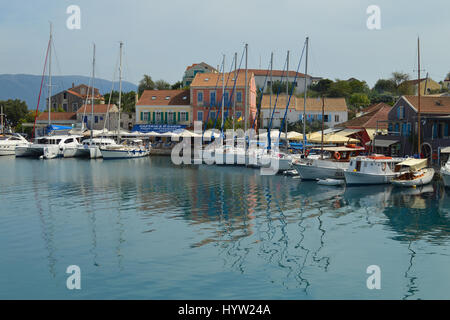 Le village de Fiskardo avec son calme blue bay et maisons colorées jolly. Yachts ancrés par la promenade du village Banque D'Images