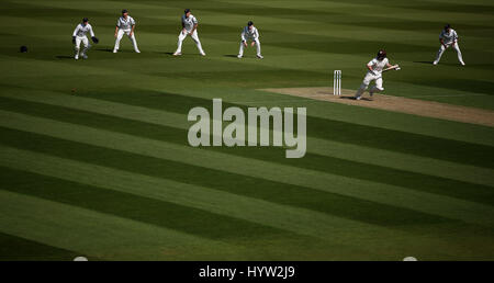 Rory Burns de Surrey en action pendant la première journée des championnats de cricket du comté de Specsavers, match de la division 1 à l'Oval, Londres. Banque D'Images