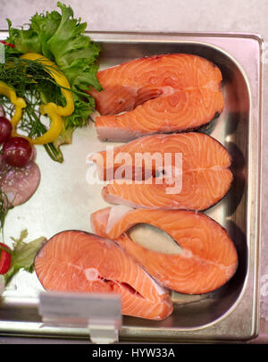 Filet de poisson Saumon dans le plateau métallique sur la glace dans une épicerie Banque D'Images