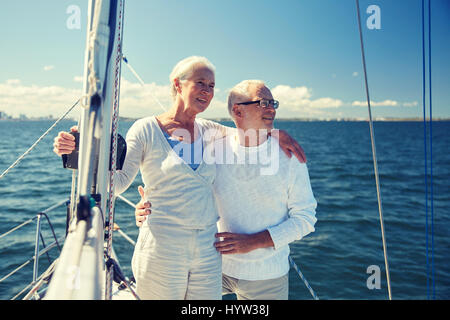 Senior couple hugging on naviguer bateau ou yacht en mer Banque D'Images