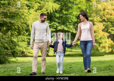 Happy Family walking in summer park Banque D'Images