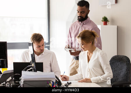 L'équipe des créatifs professionnels travaillant au bureau Banque D'Images