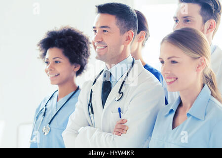 Groupe de professionnels les médecins à l'hôpital Banque D'Images