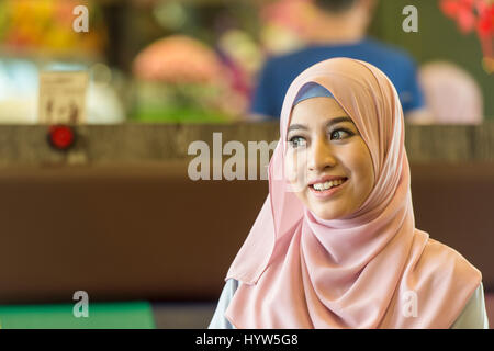 Closeup portrait of young, sympathique et souriant confiant musulmane. Banque D'Images