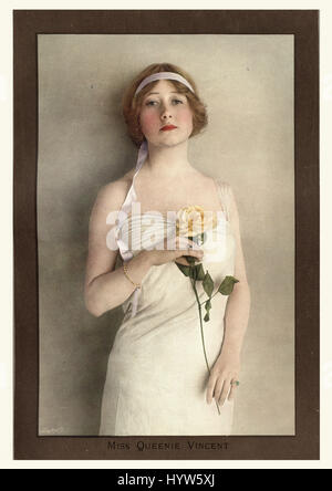 Miss Queenie Vincent tenant une rose jaune, 1913 Banque D'Images
