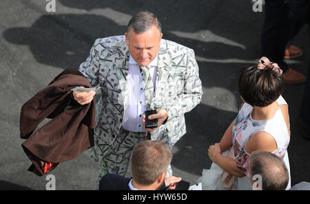 Un racegoers dans un dollar bill suit sur Mesdames Jour du Grand Festival National de Santé Randox à Aintree Racecourse. Banque D'Images