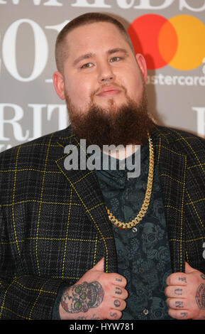 Rag'n'Bone Man assiste à la Brit Awards à l'O2 au 22 février 2017, à Londres Banque D'Images