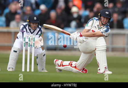 Yorkshire's Gary Ballance au cours de la première journée du championnat de cricket du comté de Specsavers, Division un match à Headingley, Leeds. Banque D'Images