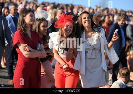 Sur Racegoers Mesdames Jour du Grand Festival National de Santé Randox à Aintree Racecourse. Banque D'Images