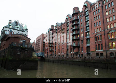 Les bâtiments en brique rouge dans le quartier de Speicherstadt de Hambourg, Allemagne. En 2015 l'ancienne zone d'entrepôt a été nommé site du patrimoine mondial de l'UNESCO. Banque D'Images