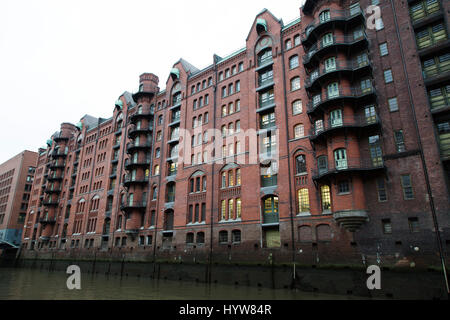 Les bâtiments en brique rouge dans le quartier de Speicherstadt de Hambourg, Allemagne. En 2015 l'ancienne zone d'entrepôt a été nommé site du patrimoine mondial de l'UNESCO. Banque D'Images