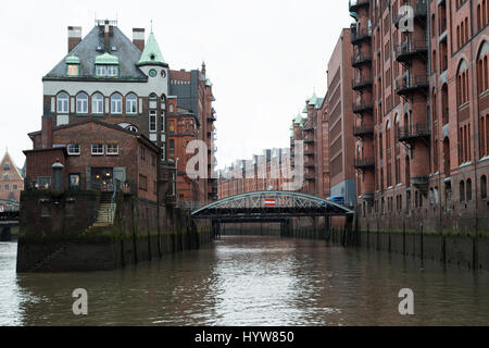 Les bâtiments en brique rouge dans le quartier de Speicherstadt de Hambourg, Allemagne. En 2015 l'ancienne zone d'entrepôt a été nommé site du patrimoine mondial de l'UNESCO. Banque D'Images