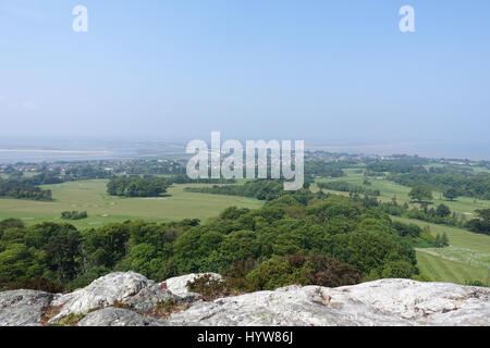 Dublin, Irlande - 29 mai, 2016. Vue du haut de la colline sur Deer château et plage de Howth Banque D'Images