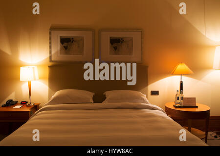 Chambre à l'hôtel Park Hyatt Hamburg à Hambourg, Allemagne. Le centre-ville bien a un classement cinq étoiles. Banque D'Images